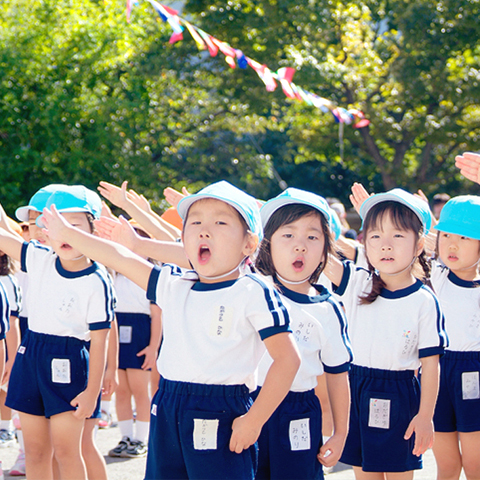 運動会の開会式で体操をする子どもたち