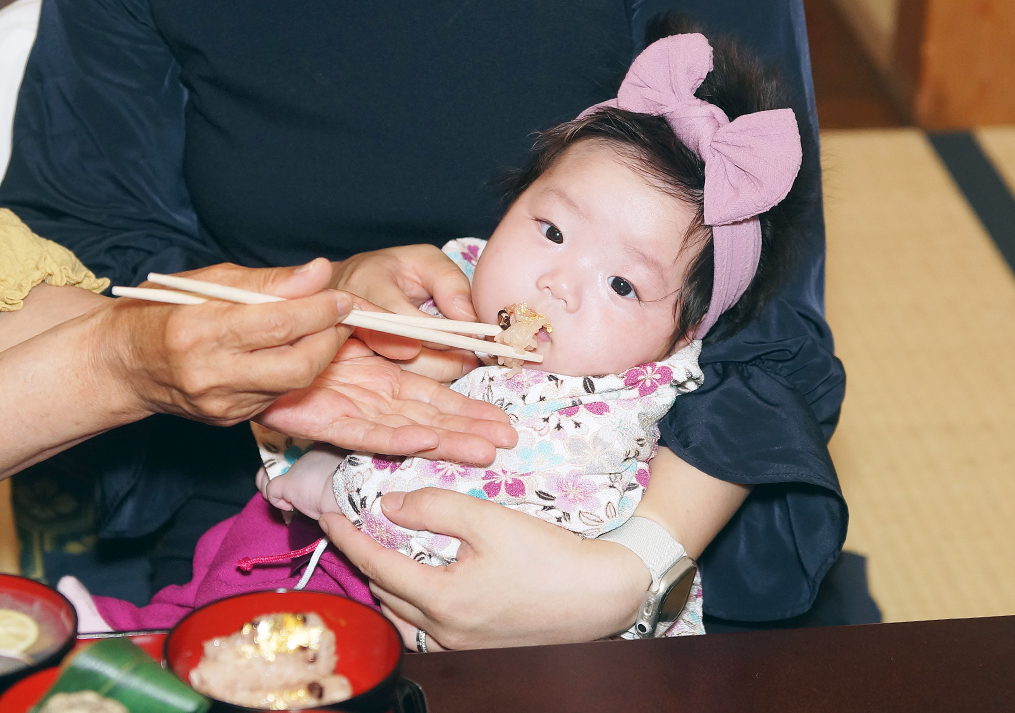 赤ちゃんの口元に寄せられる食べ物