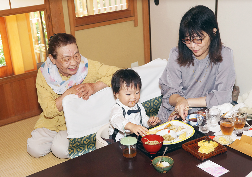 お昼ご飯を食べるお兄ちゃん