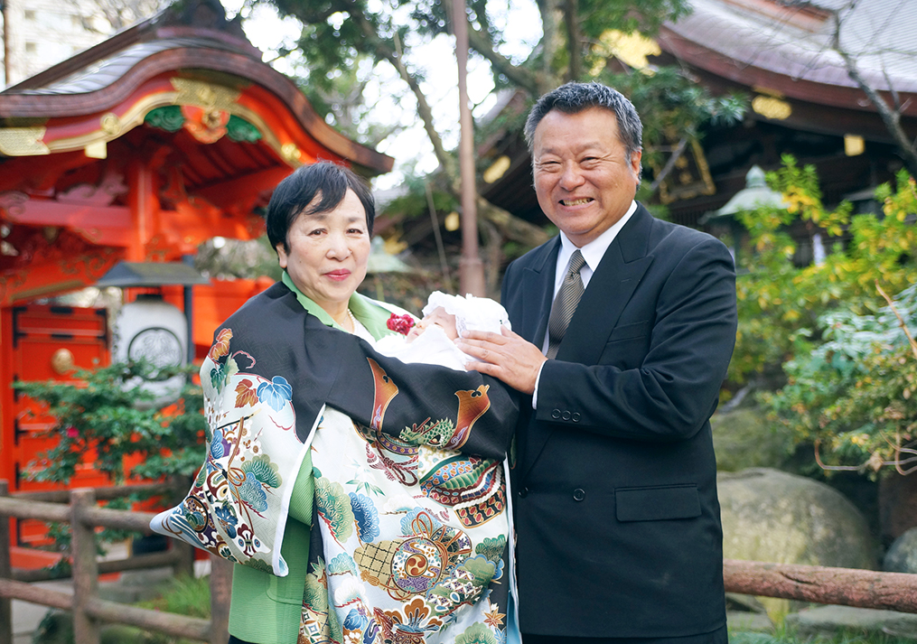 赤ちゃんを抱っこする祖父母様