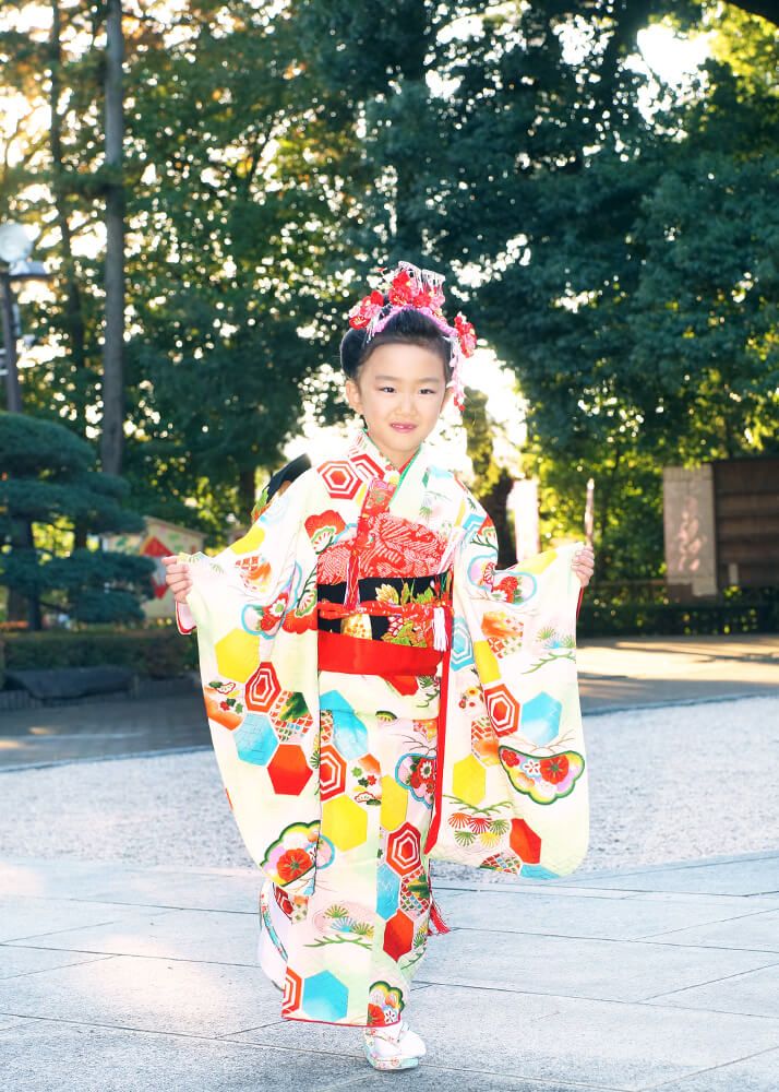 七五三出張撮影で大田区洗足八幡神社の参道を歩く7歳女の子の写真