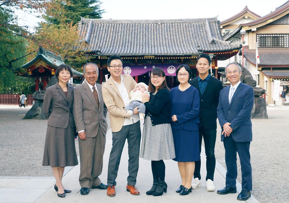 浅草神社|安心!お宮参り・七五三・お食い初め出張撮影 16 お宮参り出張撮影で浅草神社の本殿前で集合写真
