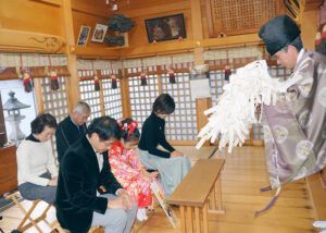 溝口神社でお参りをする七五三の家族