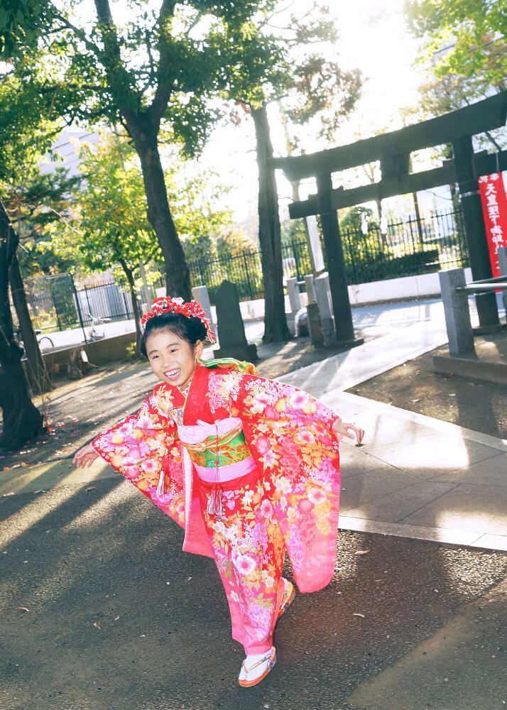 北見方白鬚神社の参道を走る七五三の女の子
