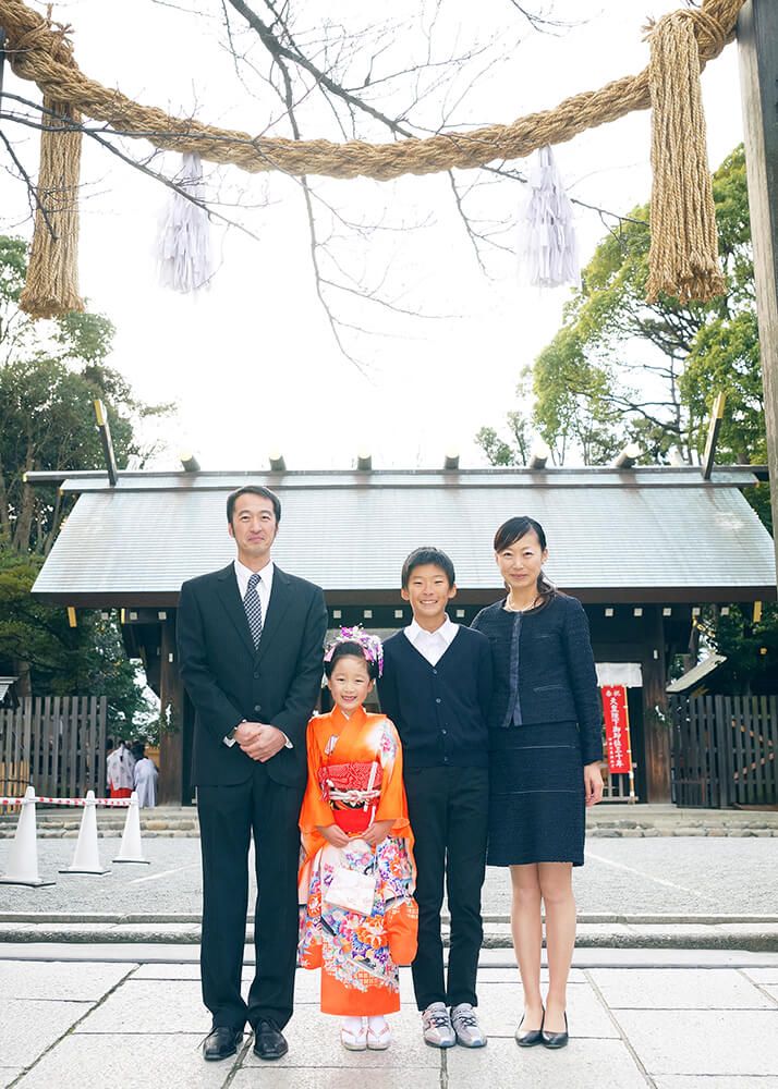 伊勢山皇大神宮で七五三の家族写真