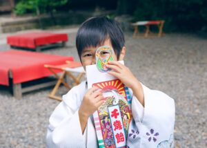 埼玉県川越氷川神社で千歳飴で遊ぶ七五三出張撮影の男の子