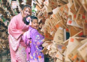 埼玉県川越氷川神社の絵馬トンネルの中で絵馬をかける七五三出張撮影の女の子