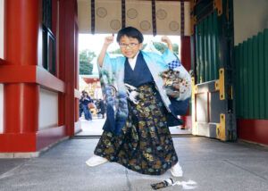 千葉県の神社でシャンプする七五三の男の子