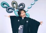水天宮1Fのオブジェの前でポーズをとる七五三の男の子