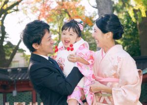 七五三出張撮影で根津神社の境内で笑う3歳女の子の写真