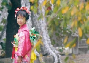 七五三出張撮影でピンク色の着物をきた7歳女の子