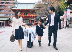 七五三出張撮影で境内を歩く兄弟