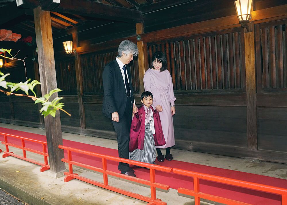長い回廊で雨の日も安心の七五三撮影｜代々木八幡宮