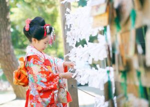 七五三出張撮影でおみくじを結ぶ7歳女の子