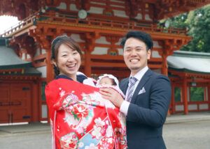 お宮参り出張撮影で赤ちゃんを抱っこするママとパパ