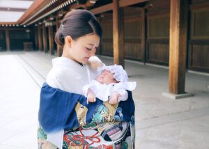 お宮参り出張撮影で青い祝い着をかけたママ