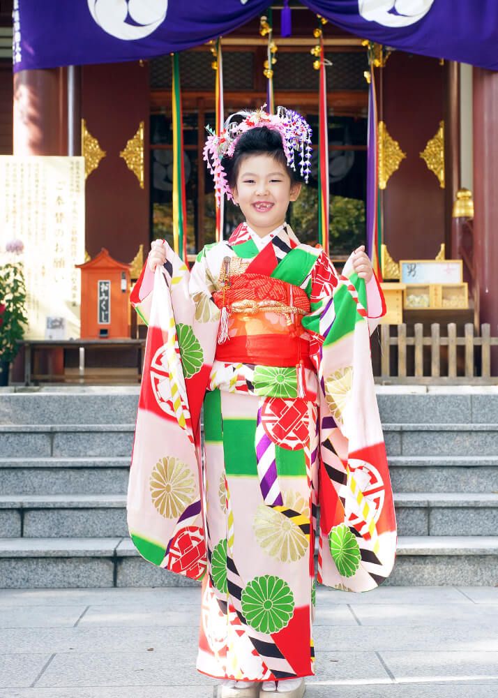 川崎市稲毛神社の本殿前でポーズをとる七五三の女の子