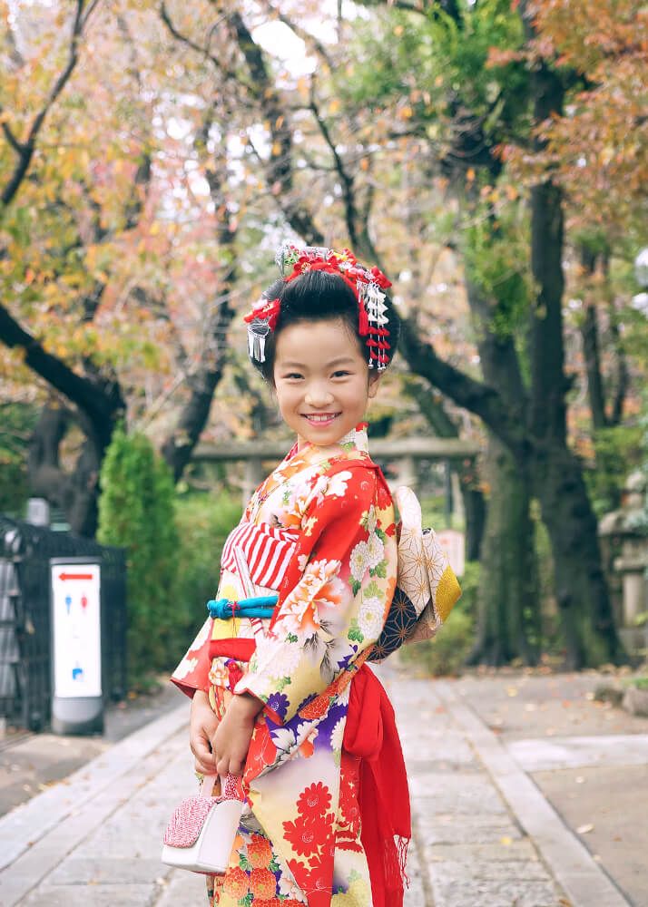 松陰神社|お宮参り・七五三・お食い初め写真 18 七五三出張撮影で世田谷松陰神社の銀杏の木の下でポーズをとる女の子の写真