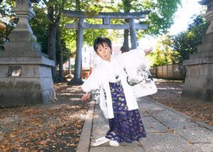 大泉北野神社の参道でポーズをとる七五三の男の子