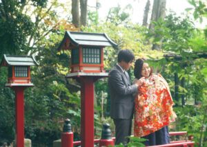 世田谷八幡宮|七五三出張撮影は信頼できるカメラマンに依頼しよう 50 世田谷八幡宮でのお宮参りでオレンジ色の祝い着を掛けるママ