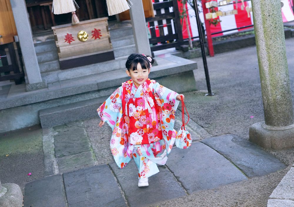 溝口神社の参道を走る七五三の女の子