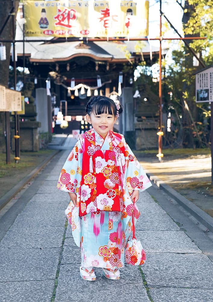 溝口神社の参道を走る七五三の3歳女の子