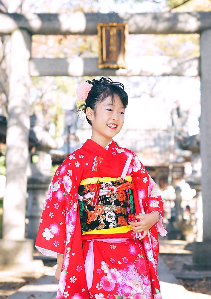 丸子山王日枝神社の参道でポーズをとる七五三の女の子