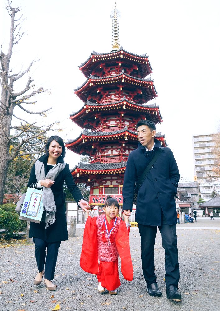 川崎大師の五重塔の前で七五三の女の子