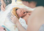 産婦人科院で生まれたての新生児