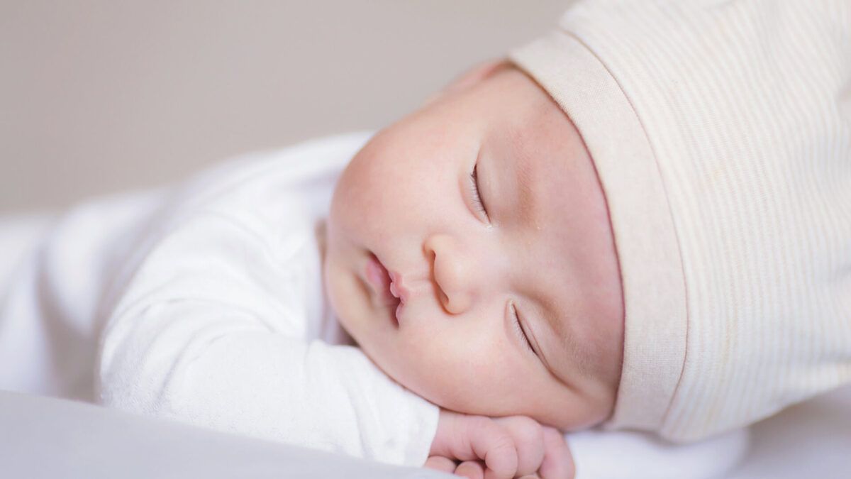 うつ伏せでぐっする眠る新生児