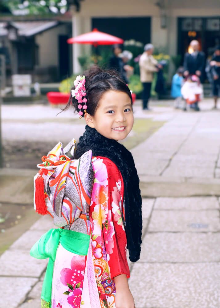 千葉県櫻木神社の参道を歩く七五三の女の子
