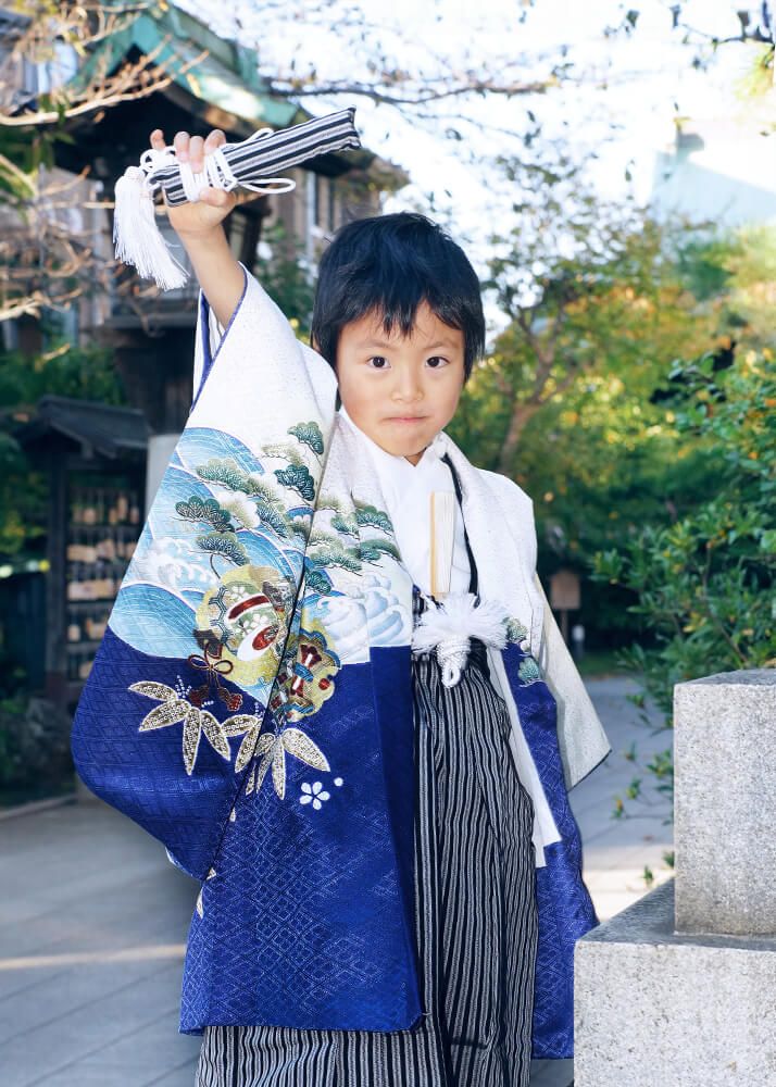 千葉県松戸神社の参道でポーズをとる七五三の男の子