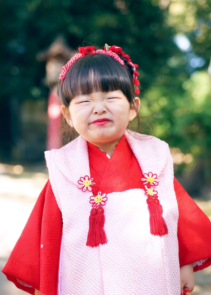 葛飾八幡宮の参道でポーズをとる七五三の女の子