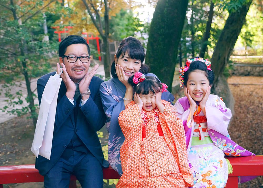 大宮氷川神社の赤い橋の上で七五三の集合写真