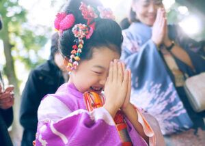 大宮氷川神社の拝殿前でお参りをする七五三の女の子