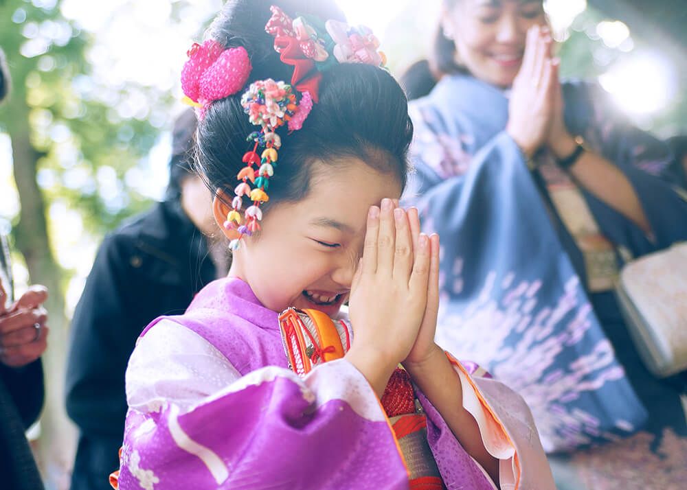 大宮氷川神社の拝殿前でお参りをする七五三の女の子