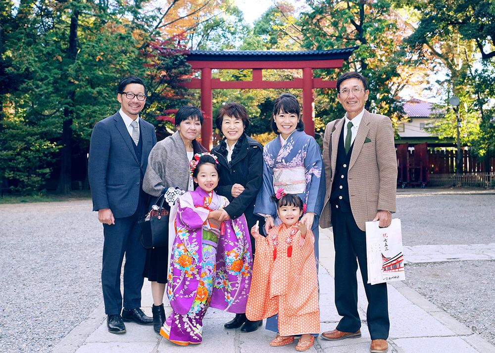 埼玉県大宮氷川神社での七五三の集合写真