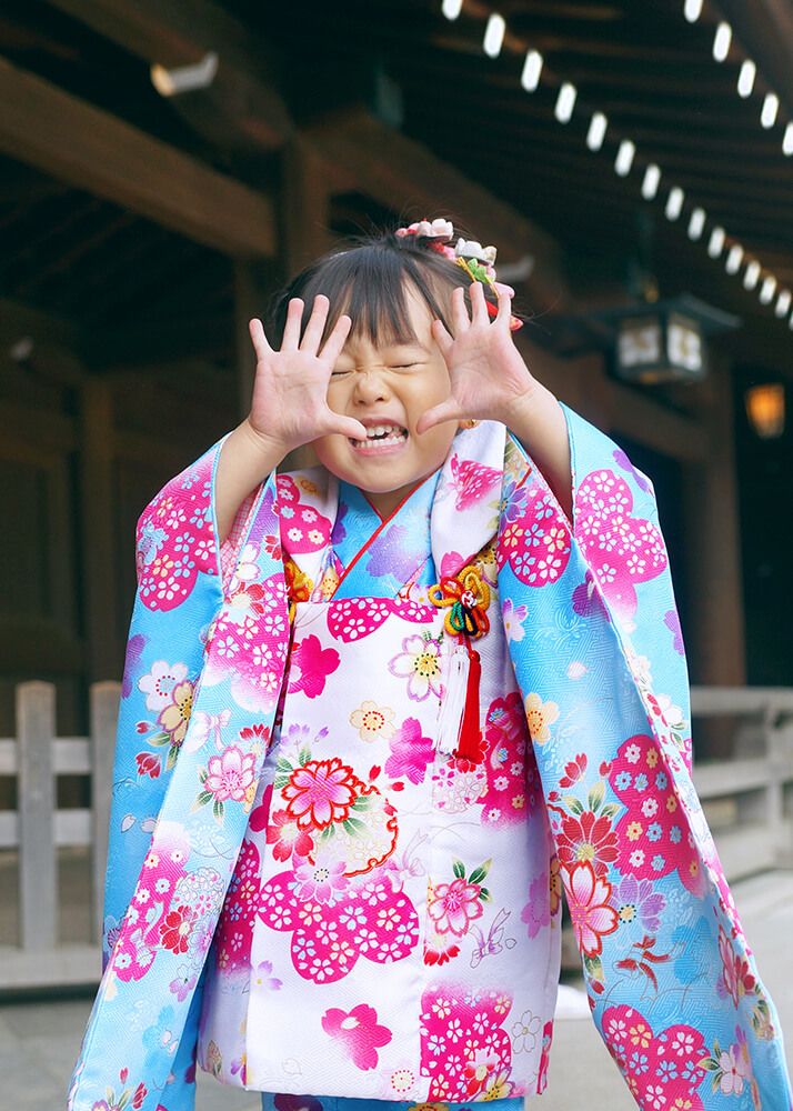 大宮氷川神社の回廊を走る七五三の女の子
