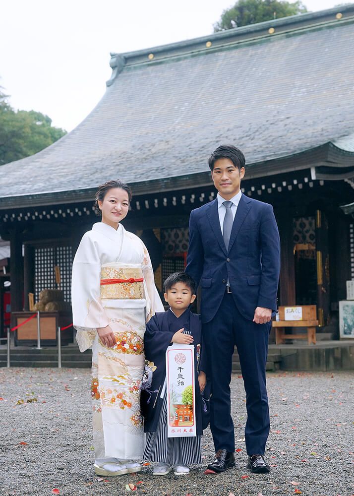 大宮氷川神社の本殿前で七五三の家族写真