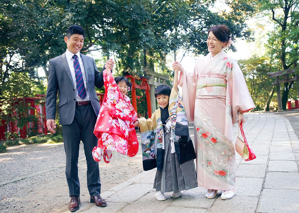 大宮氷川神社の参道を歩く七五三の家族