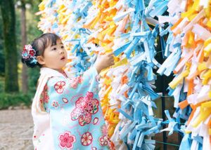 大宮氷川神社での七五三出張撮影でふくろ絵馬を眺める女の子