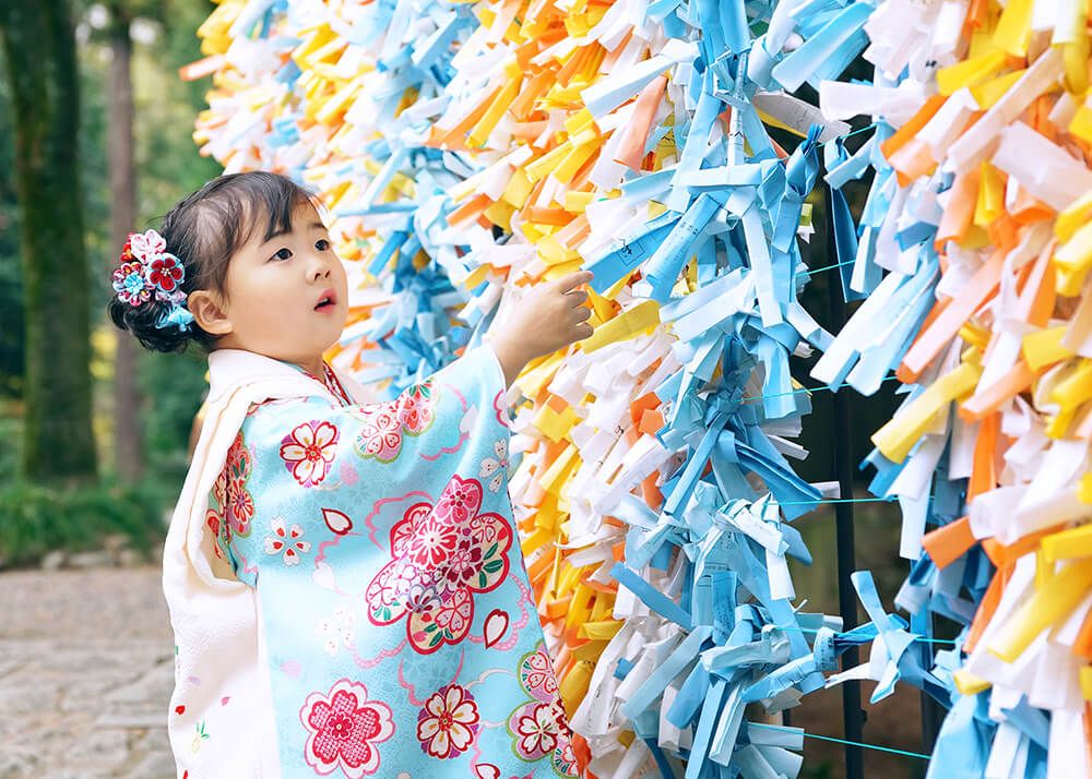 大宮氷川神社のふくろ絵馬を眺める七五三の女の子