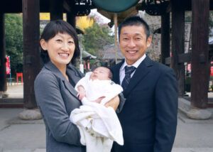 正中山法華経寺の本堂前でお宮参りの集合写真