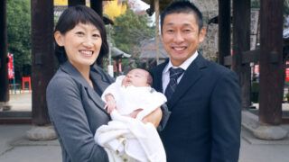 正中山法華経寺の本堂前でお宮参りの集合写真
