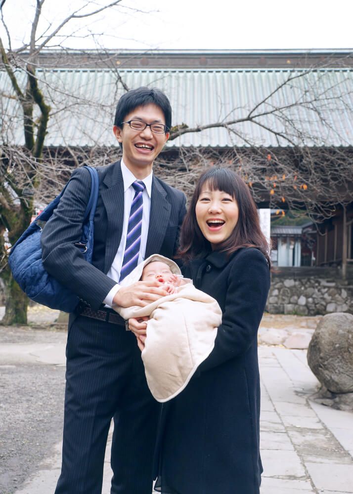 正中山法華経寺でのお宮参りで赤ちゃんを抱っこするママ