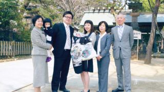 意富比神社（船橋大神宮）の鳥居前でお宮参りの集合写真