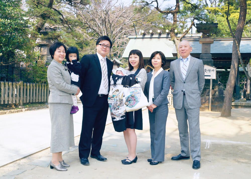 意富比神社(船橋大神宮)の鳥居前でお宮参りの集合写真