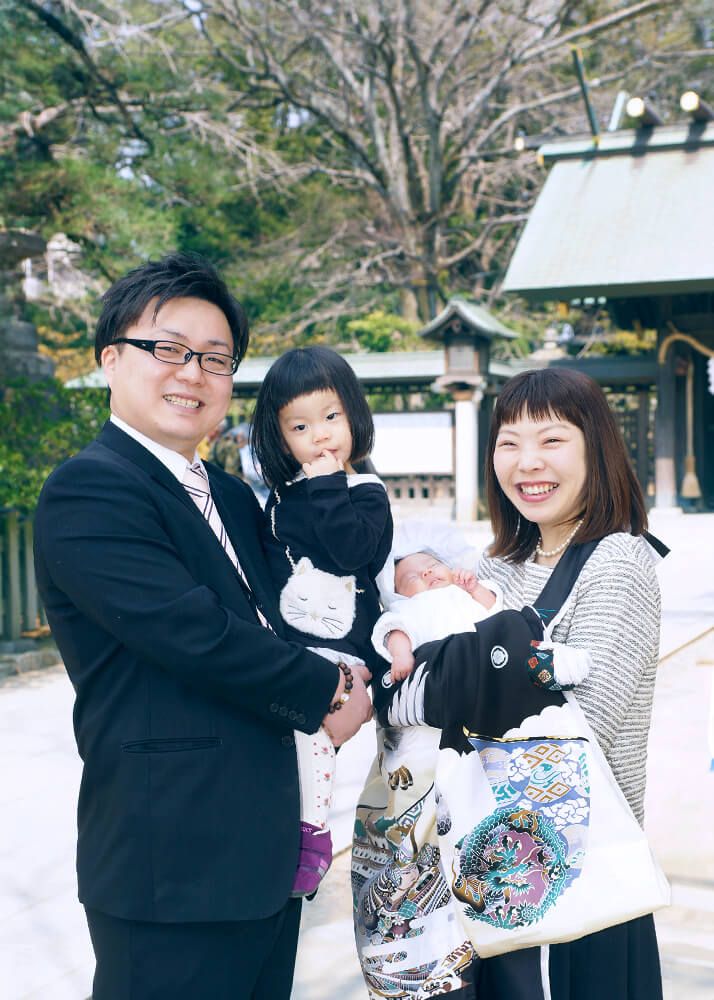 意富比神社(船橋大神宮)の本殿前でお宮参りの祝い着をかけたママ