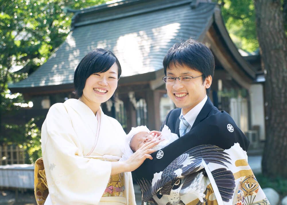 千葉県葛飾八幡宮でのお宮参りの祝い着をかけたパパ