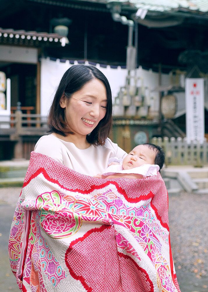 千葉県検見川神社でお宮参りの赤ちゃんを抱っこするママ